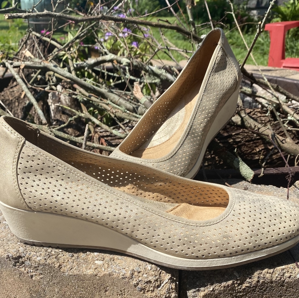 Naturalizer Sizwe 11 Champagne Metallic Wedge Shoes